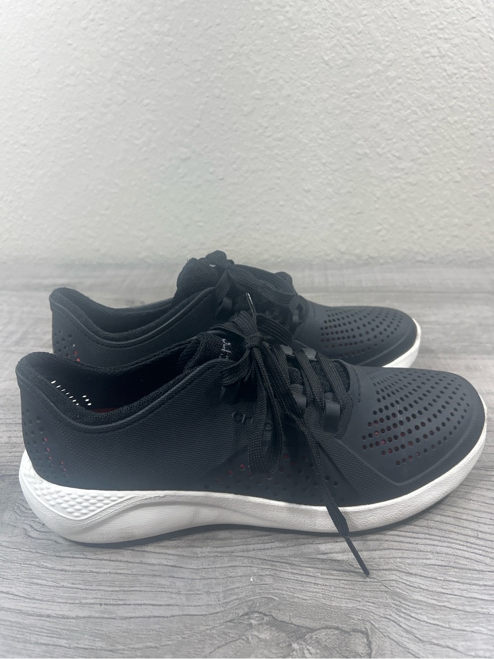 Crocs LiteRide Pacer Sneakers Black White Lightweight Comfort Shoes Women’s Sz 9 - Picture 3 of 10